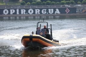 Рятувальний човен під час профілактичного рейду на Дніпрі в Києві