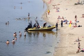 Рятувальний човен під час профілактичного рейду на Дніпрі в Києві