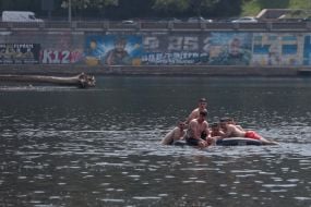 Люди відпочивають на Центральному пляжі на Трухановому острові  в Києві