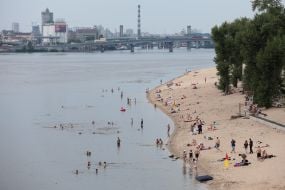 Люди відпочивають на Центральному пляжі на Трухановому острові  в Києві
