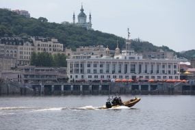 Рятувальний човен під час профілактичного рейду на Дніпрі в Києві