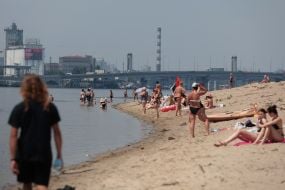 Люди відпочивають на Центральному пляжі на Трухановому острові  в Києві