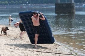 Люди відпочивають на Центральному пляжі на Трухановому острові  в Києві