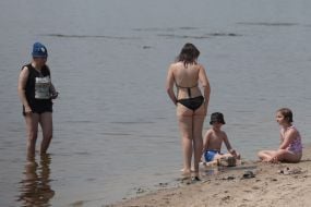 Люди відпочивають на Центральному пляжі на Трухановому острові  в Києві