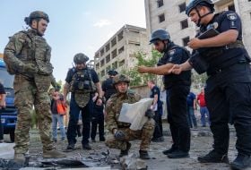 Вибухотехніки вивчають уламки КАБ на місці влучання у Холодногірському районі Харкова