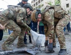 Вибухотехніки вивчають уламки КАБ на місці влучання у Холодногірському районі Харкова