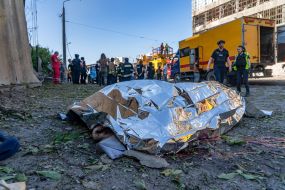Тіло молодої жінки, яка загинула внаслідок влучання російської авіабомби, у Харкові