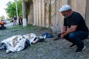 Тіло молодої жінки, яка загинула внаслідок влучання російської авіабомби, у Харкові