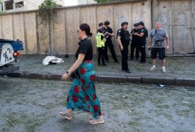 Тіло молодої жінки, яка загинула внаслідок влучання російської авіабомби, у Харкові