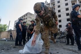 Вибухотехніки вивчають уламки КАБ на місці влучання у Холодногірському районі Харкова