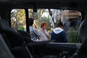 Люди біля будинку, постраждалого внаслідок масованого російського обстрілу Києва