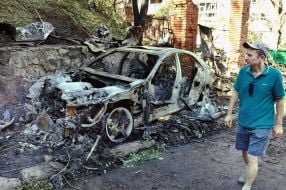 Згорілі внаслідок обстрілу Києва автомобілі