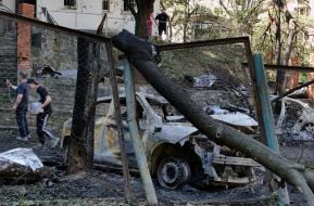 Згорілі внаслідок обстрілу Києва автомобілі
