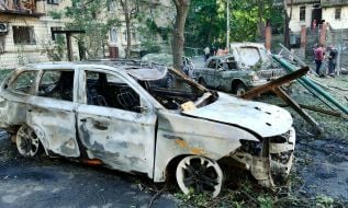 Згорілі внаслідок обстрілу Києва автомобілі