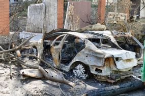 Згорілі внаслідок обстрілу Києва автомобілі