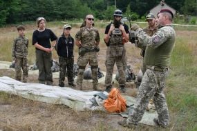 Курс військової підготовки для українських підлітків поблизу Львова
