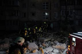 Рятувальники працюють на одній з локацій після масованого удару  з використанням дронів, балістичних та крилатих ракет по Києву