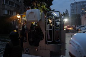 Рятувальники працюють на одній з локацій після масованого удару  з використанням дронів, балістичних та крилатих ракет по Києву