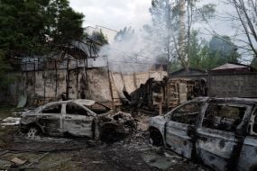 Спалені автомобілі після масованого удару  з використанням дронів, балістичних та крилатих ракет по Києву