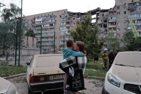 Частково зруйнована багатоповерхівка в наслідок вручання російської ракети в Подільському районі Києва