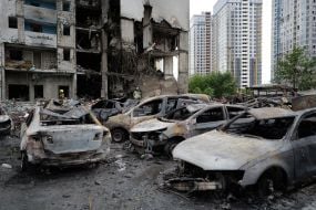 Спалені автомобілі після масованого удару  з використанням дронів, балістичних та крилатих ракет в Дарницькому районі Києва