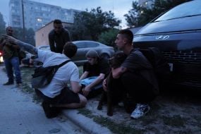 Люди з тваринами на вулиці на одній з локацій після масованого удару по Києву