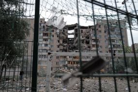 Частково зруйнована багатоповерхівка в наслідок вручання російської ракети в Подільському районі Києва