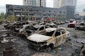 Спалені автомобілі після масованого удару  з використанням дронів, балістичних та крилатих ракет по Києву