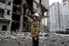 Рятувальники працюють на одній з локацій після масованого удару в Дарницьому районі Києва
