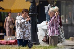 Перехожі на вулиці в Києві