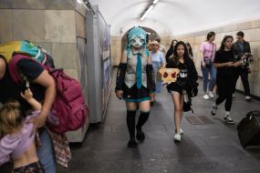 Дівчина в костюмі героїні аніме в підземному переході в Києві