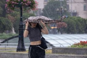 Дівчина накрила голову сорочкою