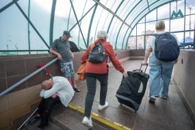 Перехожі в підземному переході в Києві