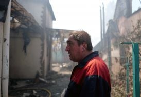 Мужчина возле разрушенного после ночной российской атаки дома в Вишневом