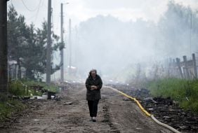 Задимлена внаслідок нічної російської атаки вулиця міста Вишневого