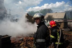 Рятувальники ліквідують наслідки нічної російської атаки у місті Вишневому