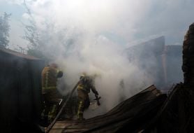 Рятувальники ліквідують наслідки нічної російської атаки у місті Вишневому
