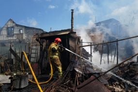 Рятувальники ліквідують наслідки нічної російської атаки у місті Вишневому