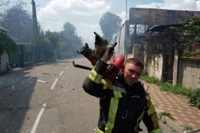 Рятувальники ліквідують наслідки нічної російської атаки у місті Вишневому