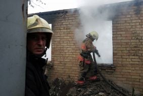 Рятувальники ліквідують наслідки нічної російської атаки у місті Вишневому