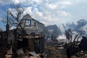 Рятувальники ліквідують наслідки нічної російської атаки у місті Вишневому