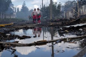 Медики працюють на місці нічної російської атаки у місті Вишневому