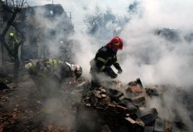 Рятувальники ліквідують наслідки нічної російської атаки у місті Вишневому