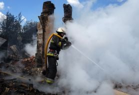 Рятувальники ліквідують наслідки нічної російської атаки у місті Вишневому