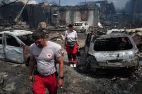 Медики працюють на місці нічної російської атаки у місті Вишневому