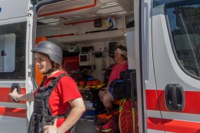 Пострадавшая в результате обстрела Харькова в машине экстренной медицинской помощи