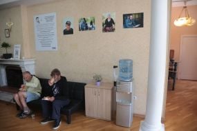 Мужчины едят в новом доме для людей, переживающих бездомность