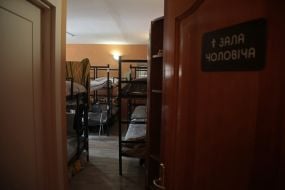 Комната для мужчин в новом доме для бездомных людей