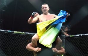 Николай Мартынюк с флагом Украины в руках