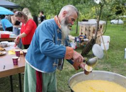 A Cossack from the “Bohdan Khmelnytsky Regiment” cooks kulish in a cauldron for guests of the “Retro Wave” Youth Festival